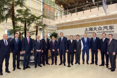 China visit: Prime Minister Sobotka visits ŠKODA production in Anting