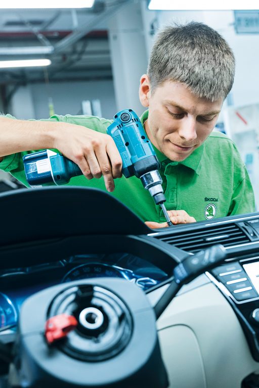 Martin Pražák (23) from Kostelec nad Orlicí concentrates on installing components in the dashboard. He has been at ŠKODA for five years. Every time production of  a new model begins, the staff gain new experience and the process itself is improved. Pražák found it especially interesting to learn about new technologies in 2015 while working on the preliminary series in Mladá Boleslav.