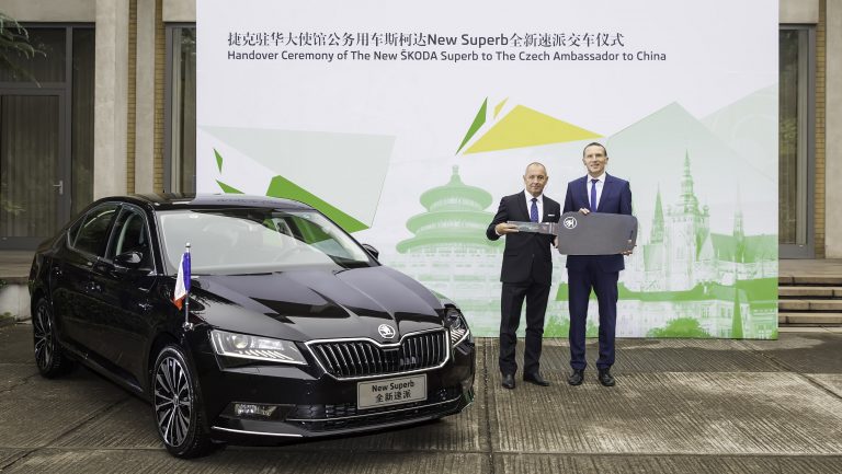 Nová ŠKODA Superb oficiálním vozem českého velvyslance v Číně