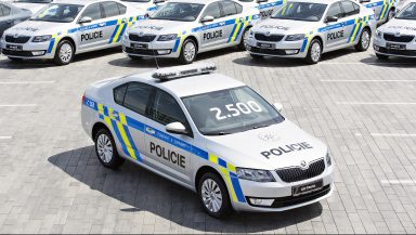 ŠKODA předala Policii ČR jubilejní 2500. vůz Octavia v inovovaném barevném provedení