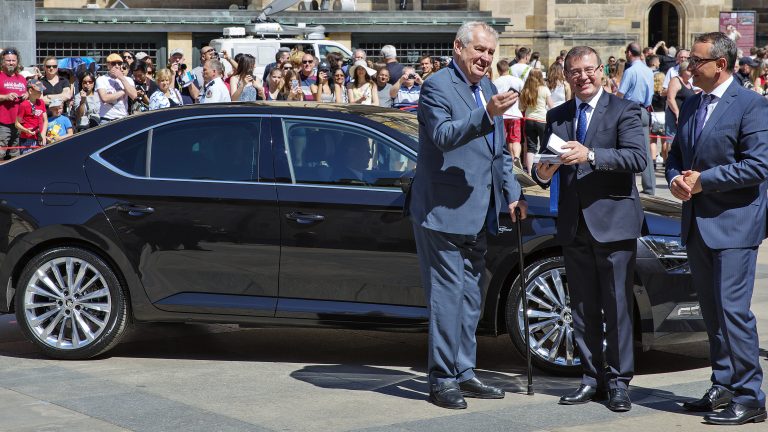 Nová limuzína pro prezidenta ČR: ŠKODA Superb opět volbou číslo jedna
