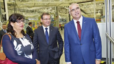 ŠKODA AUTO v Kvasinách vytvoří až 1 300 nových pracovních míst; závod navštívila ministryně práce a sociálních věcí Marksová