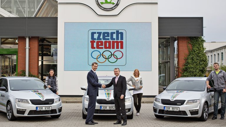 ŠKODA předala olympionikům osm vozů