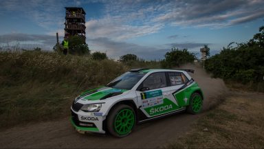 Třetí vítězství: Jan Kopecký triumfuje po své stíhací jízdě ve voze ŠKODA Fabia R5