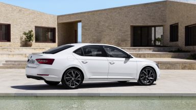 Nezaměnitelný vzhled: Nová ŠKODA SUPERB SportLine přijíždí