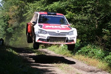 APRC: ŠKODA a vedoucí jezdec mistrovství Gill mají první „mečbol“ k zisku titulu