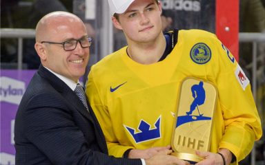 ŠKODA CEO Bernhard Maier honours Most Valuable Player of 2017 IIHF Ice Hockey World Championship