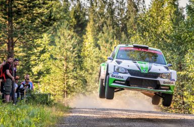 Finská rally: Kalle Rovanperä a ŠKODA vedou kategorii WRC 2, O.C. Veiby bojuje o stupně vítězů