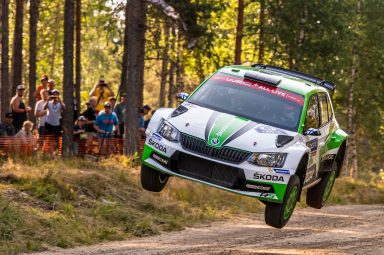 Finská rally: Eerik Pietarinen s privátně nasazeným vozem ŠKODA vede v kategorii WRC 2