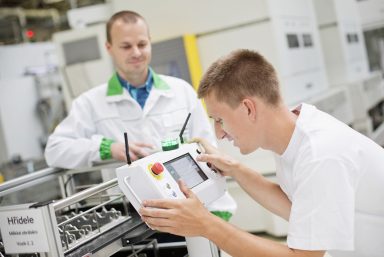 Investice do budoucnosti: Závod ŠKODA AUTO ve Vrchlabí podporuje nadějné studenty