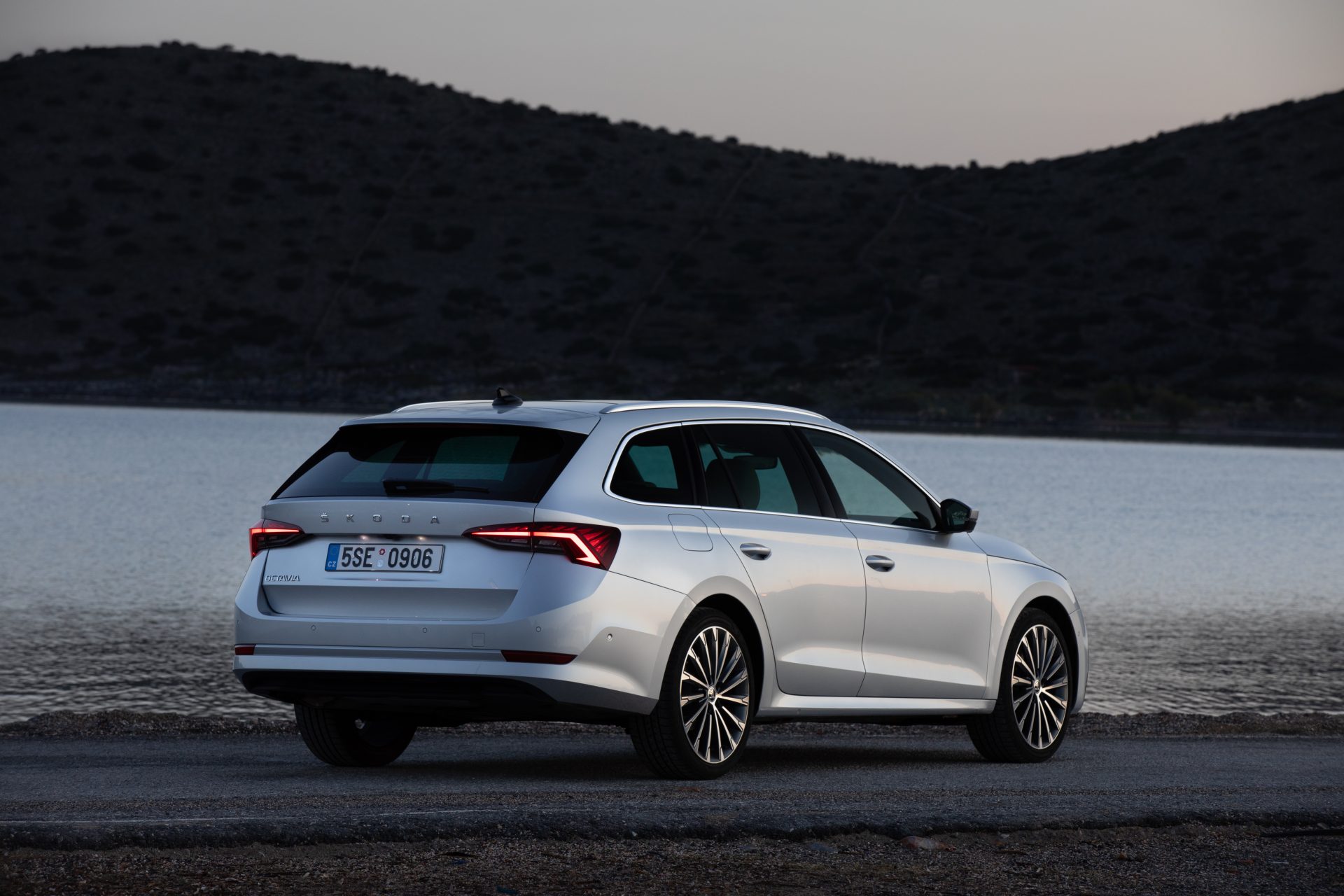 Überraschung!  Der Škoda Octavia Combi Erobert Die Charts! - 2z5y3h1