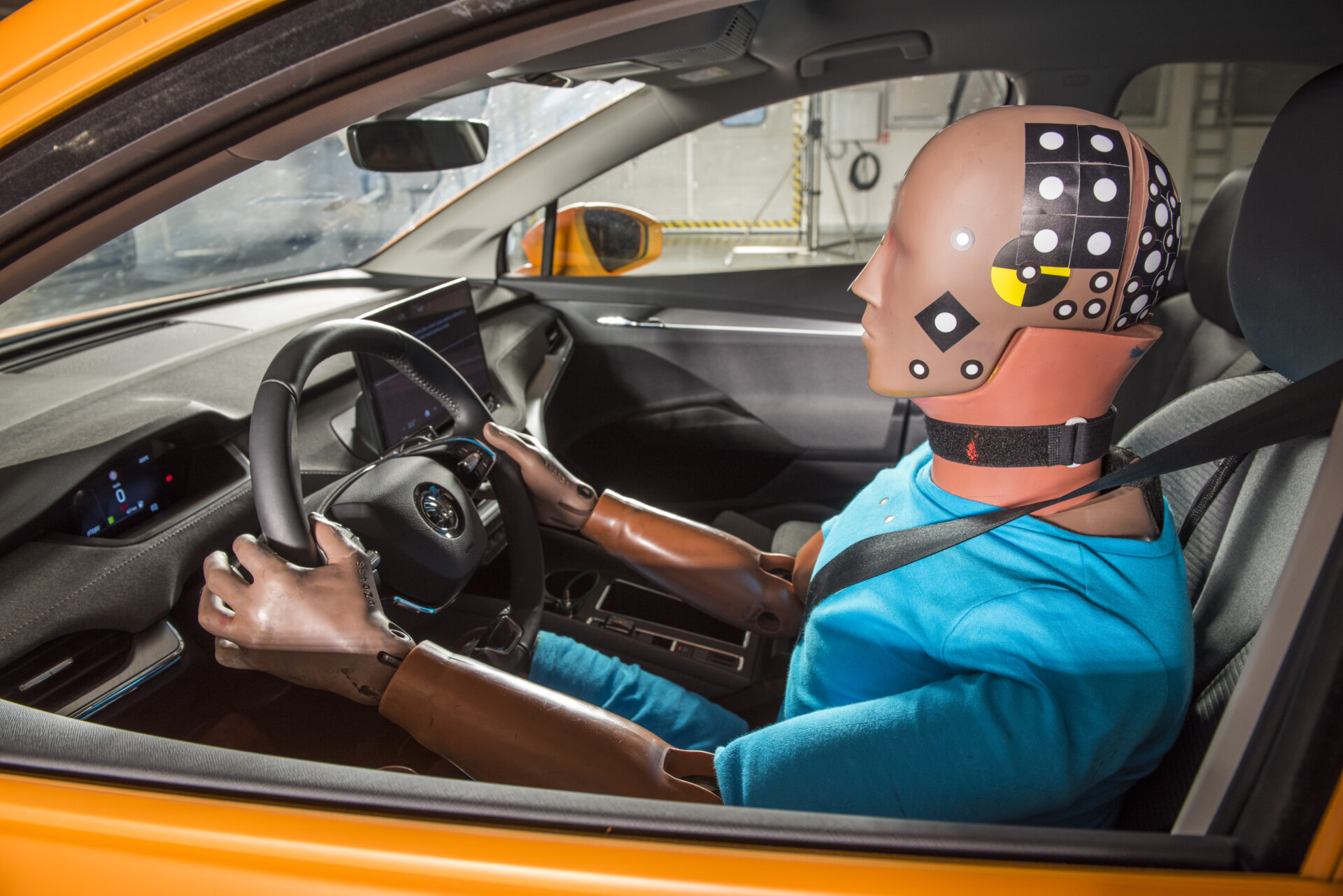 A modern crash test lab can handle all kinds of tests - Škoda Storyboard