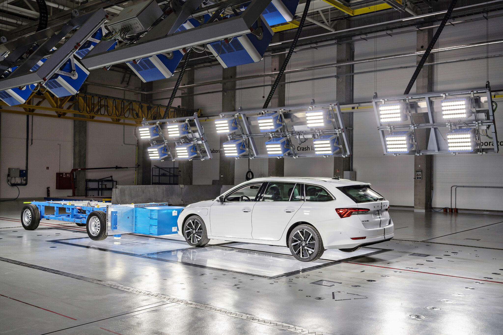 A modern crash test lab can handle all kinds of tests - Škoda Storyboard