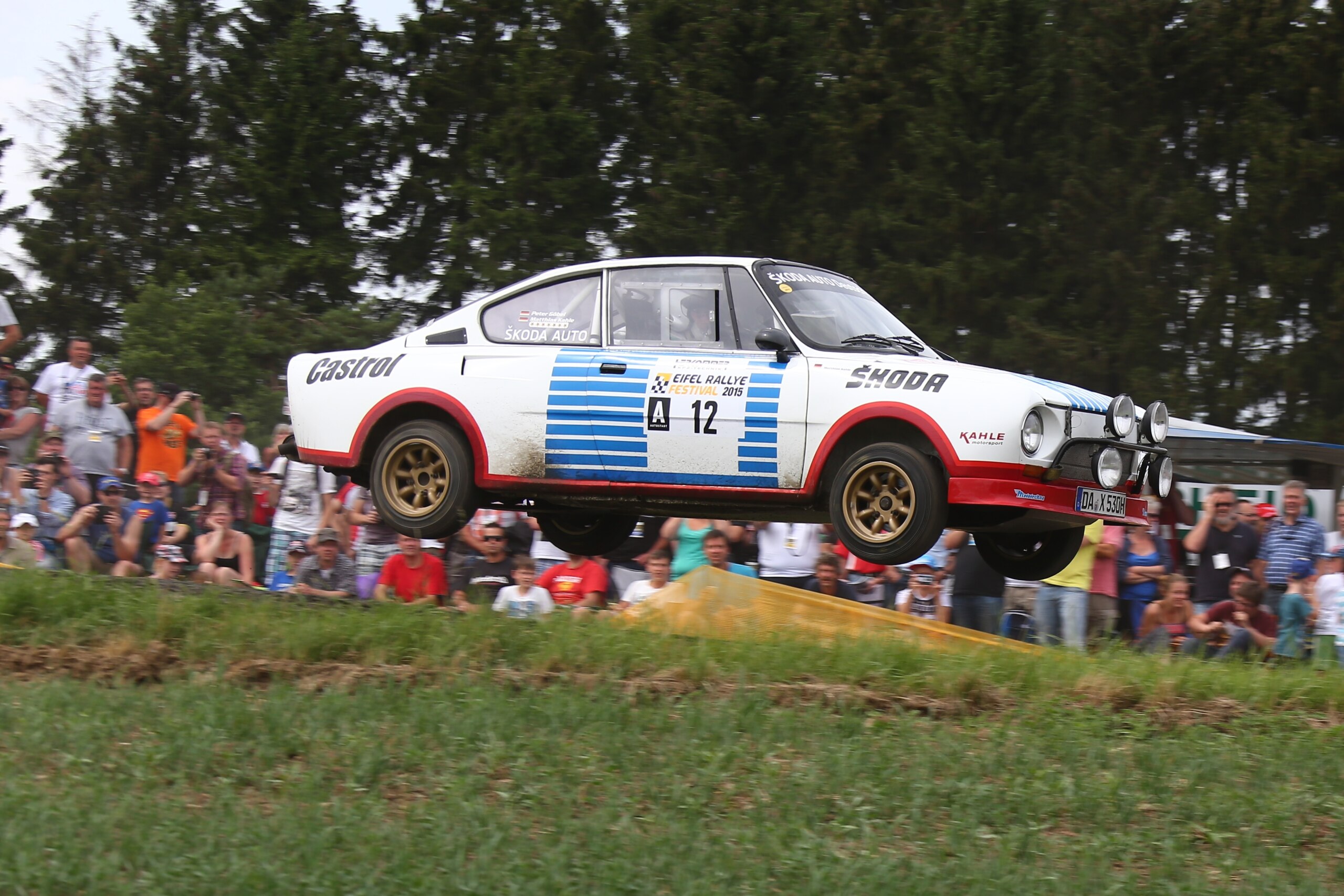 das Einzige, worüber ich bei dem Visual stolpere, ist, dass auf S. 2 bei dem Hashtag „# We drive digital“ ein Leerzeichen hinter der Raute steht. Üblicherweise wird es ja kompress gesetzt: #We drive digital. Aber vielleicht sah das im Original bei dem Symposium ja auch so aus …? Dann wäre es natürlich in Ordnung.