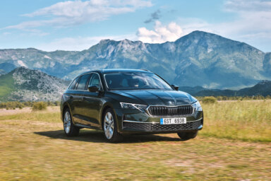 Škoda Octavia Combi: Power consumption combined: 4,4 – 7,3 l/100 km, CO₂ emissions combined: 113 – 165 g/km. Information on consumption and CO₂ emissions, shown in ranges, depends on the selected vehicle equipment.