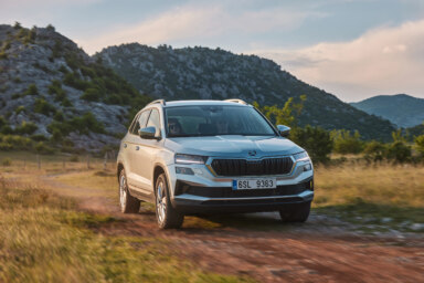 Škoda Karoq: Power consumption combined: 4.9 – 7.8 l/100 km, CO₂ emissions combined: 128 – 178 g/km. Information on consumption and CO₂ emissions, shown in ranges, depends on the selected vehicle equipment.