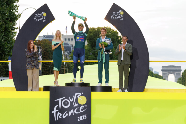 Pobednik 112. Tour de France-a, Tadej Pogačar, prima kristalni trofej koji je delo Škoda Design tima