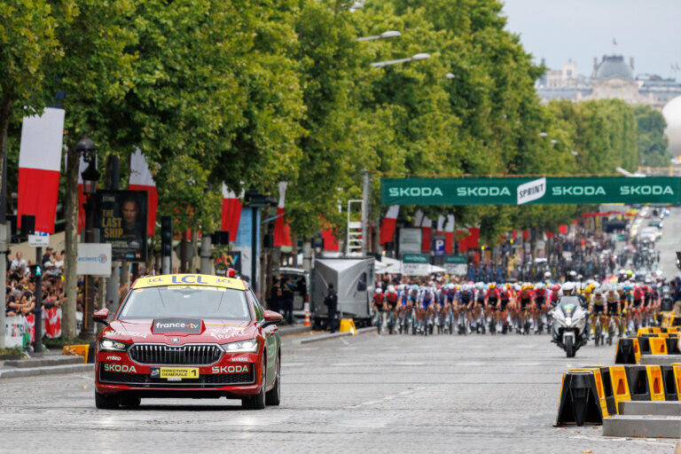 Pobednik 112. Tour de France-a, Tadej Pogačar, prima kristalni trofej koji je delo Škoda Design tima