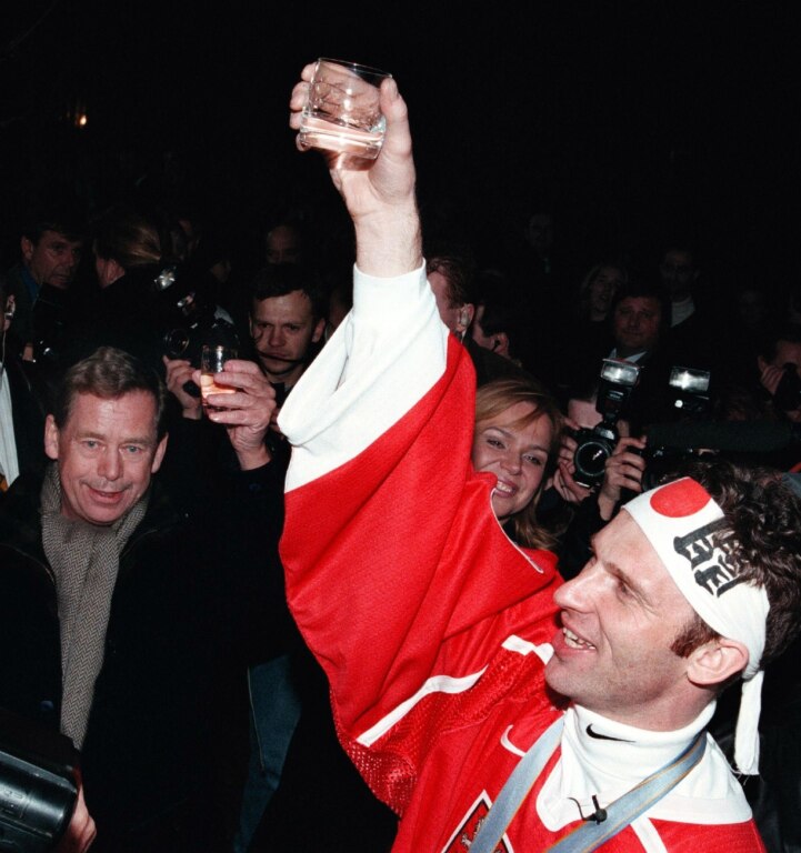 Václav Havel, prezident, manželka, Dagmar Havlová, Dominik Hašek, hokejista, přílet olympioniků, zlatá medaile, přípitek, návrat, dres