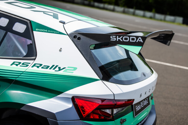 One of the important aerodynamic elements of a competition car is the rear wing.