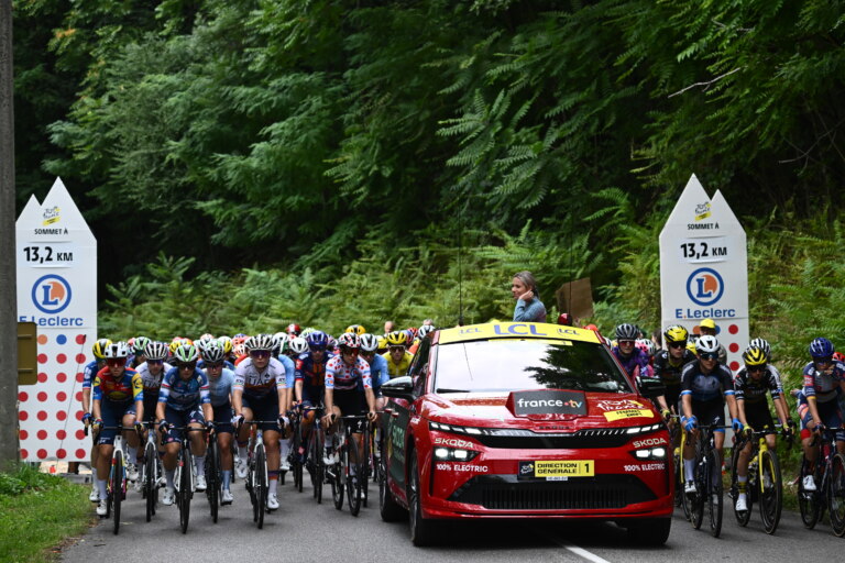 Závěr Tour de France Femmes avec Zwift: Novou trofejí Škoda Design připomíná výročí 130 let