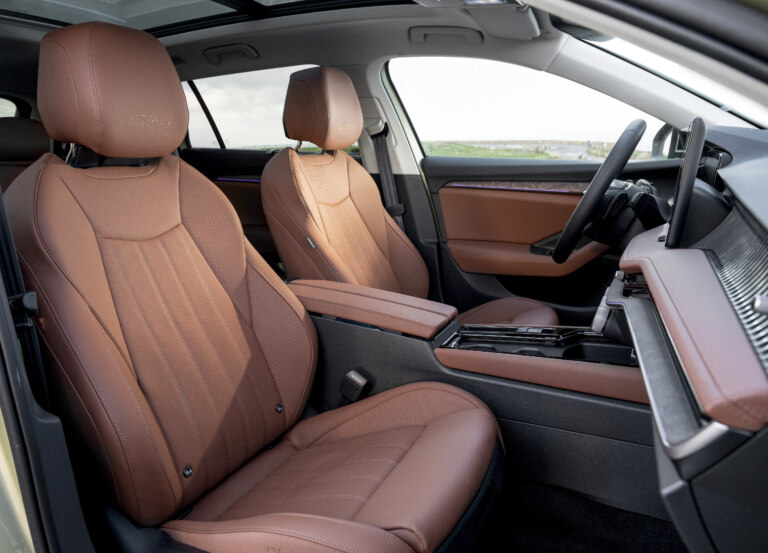 Komfort a zdravý chrbát pri každej ceste. Vozidlá značky Škoda majú ergonomické sedadlá s certifikátom AGR