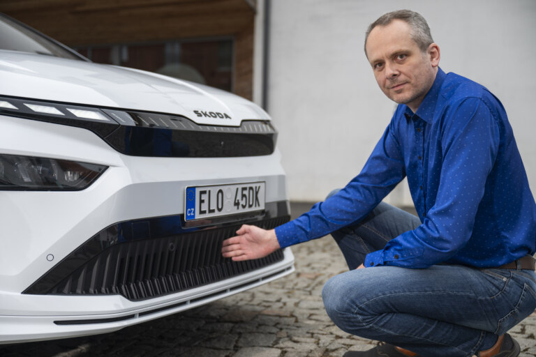 The cooling grille brings the right amount of air into the car. The aerodynamics have also been improved by sealing the parts hidden behind it.