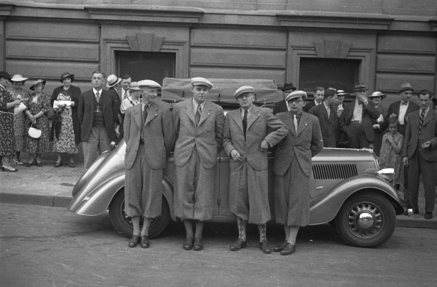 Zde vidíme dobrodruhy před startem v Praze. Zleva Pokorný, Štůla, Zahradník a Týra.