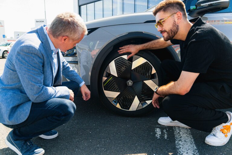 Influencer Gogo sa stáva ambasádorom elektromobilu Škoda Elroq. Jazdiť bude na modeli RS