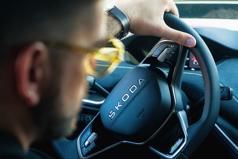 Influencer Gogo sa stáva ambasádorom elektromobilu Škoda Elroq. Jazdiť bude na modeli RS