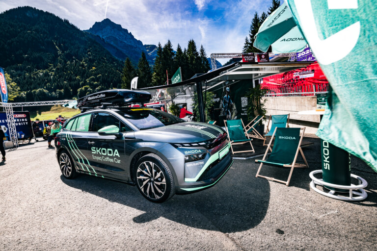 Kaviareň na elektrický pohon. Elroq a Enyaq servírujú kávu