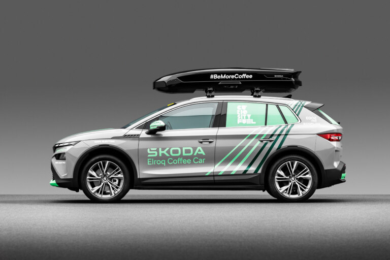 Kaviareň na elektrický pohon. Elroq a Enyaq servírujú kávu