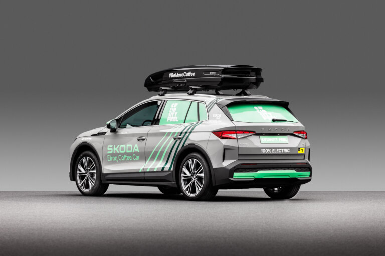 Kaviareň na elektrický pohon. Elroq a Enyaq servírujú kávu