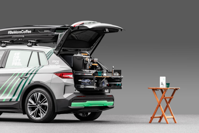 Kaviareň na elektrický pohon. Elroq a Enyaq servírujú kávu