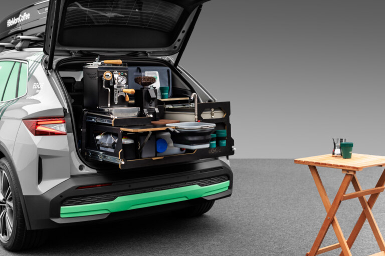 Kaviareň na elektrický pohon. Elroq a Enyaq servírujú kávu