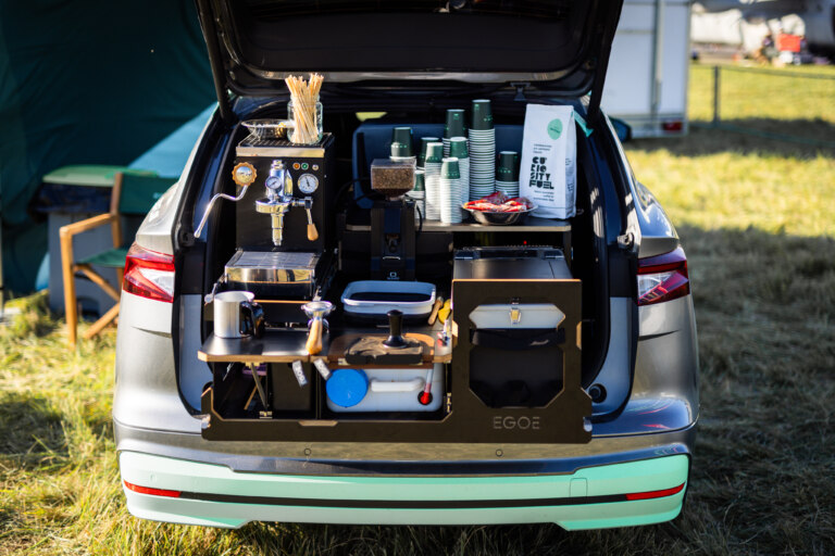 Kaviareň na elektrický pohon. Elroq a Enyaq servírujú kávu