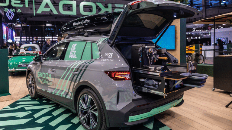 Kaviareň na elektrický pohon. Elroq a Enyaq servírujú kávu