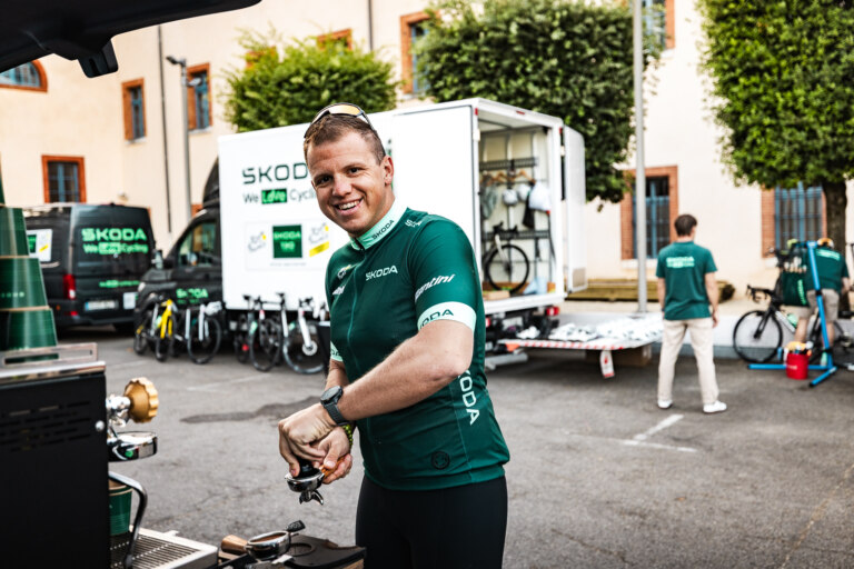 Kaviareň na elektrický pohon. Elroq a Enyaq servírujú kávu