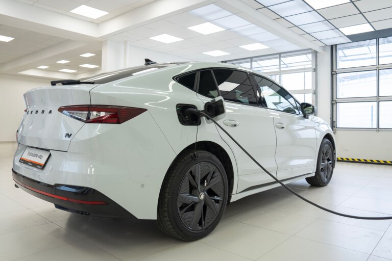 Měřeni probíhá v režimu uspání vozidla, aby se stabilizovalo napětí v článcích baterie.