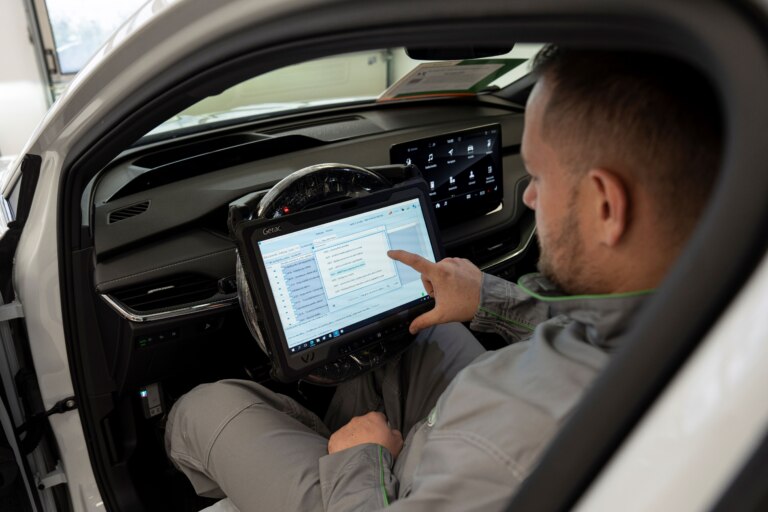 Měření kapacity má specifický postup řízený diagnostickým počítačem.