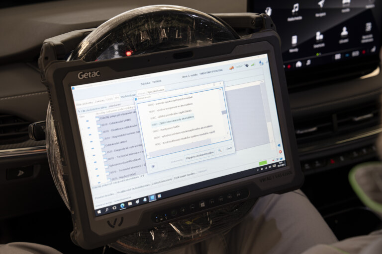 Měření kapacity má specifický postup řízený diagnostickým počítačem.