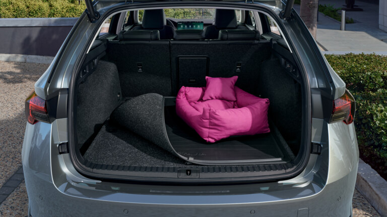 Oboustranný koberec v zavazadelníku.