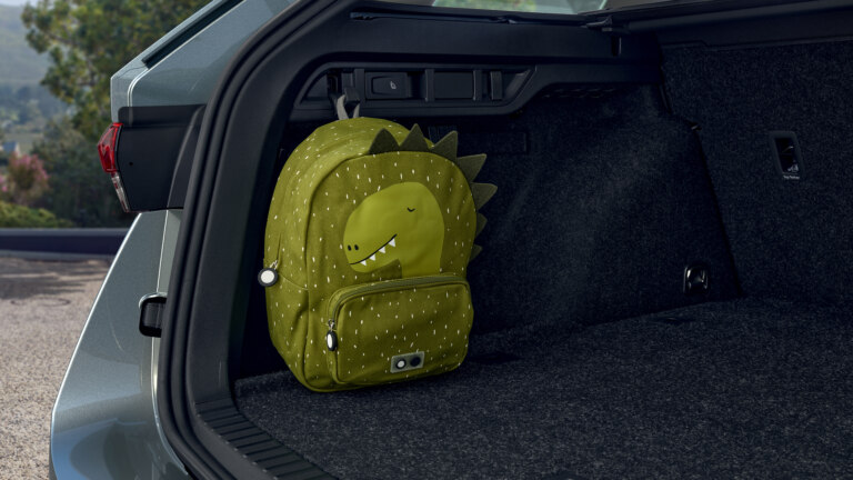 Držák tašek v zavazadelníku.