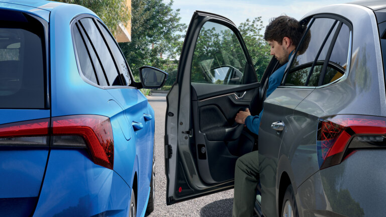 Výsuvná ochrana dveří při otevírání na parkovišti.