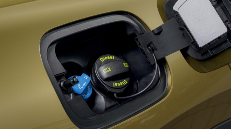 Škrabka ve víčku palivové nádrže.