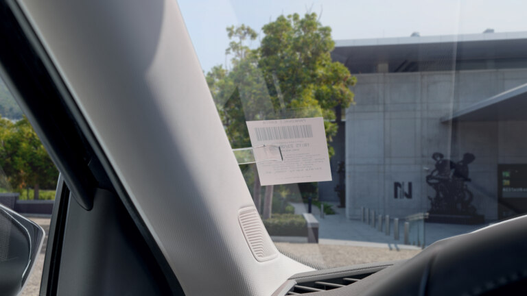 Držák parkovacích lístků na čelním okně