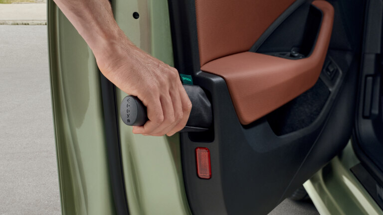 Deštník ukrytý ve dveřích.