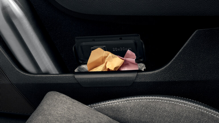 Odpadkový koš ve výplni dveří.