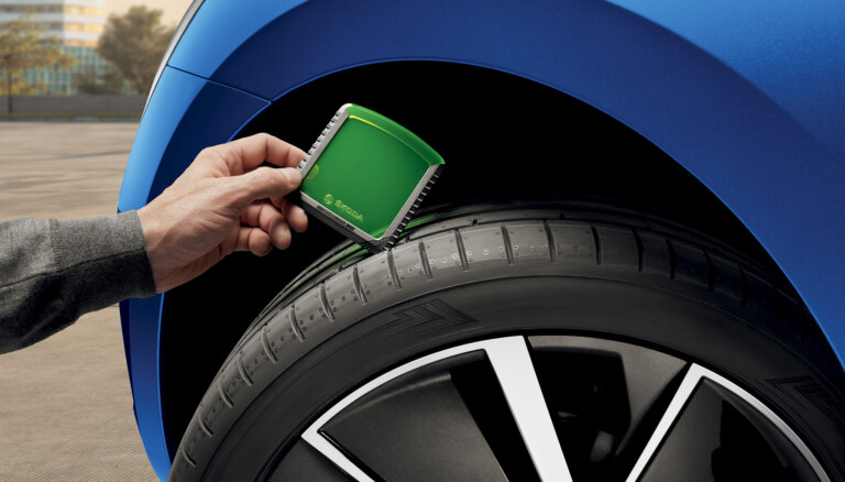 Současná verze škrabky skrývá také měrku hloubky dezénu pneumatik.