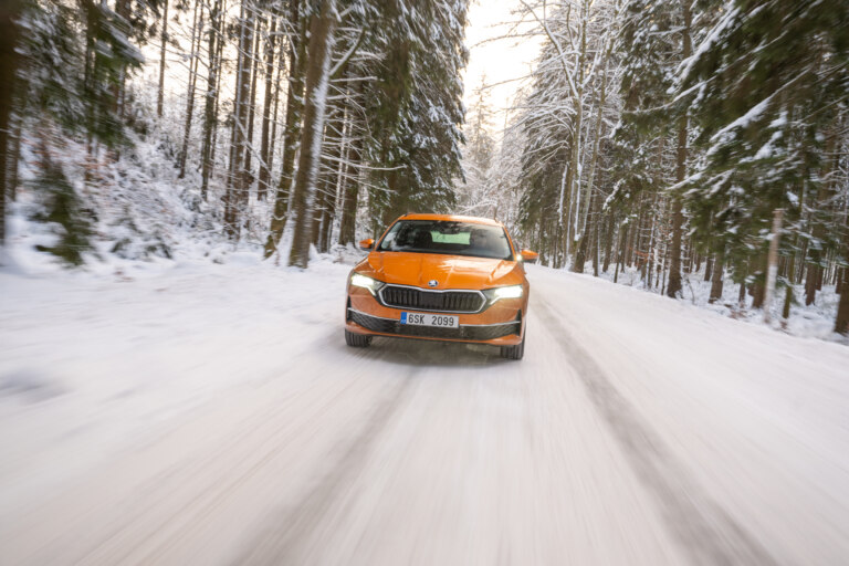 V zime si v aute prikúrte, ale neuvarte sa